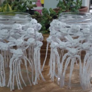 Potes decorativos com capa artesanal em macramê