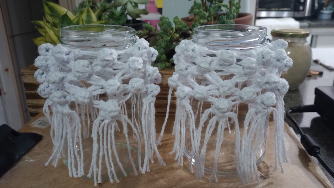 Potes decorativos com capa artesanal em macramê