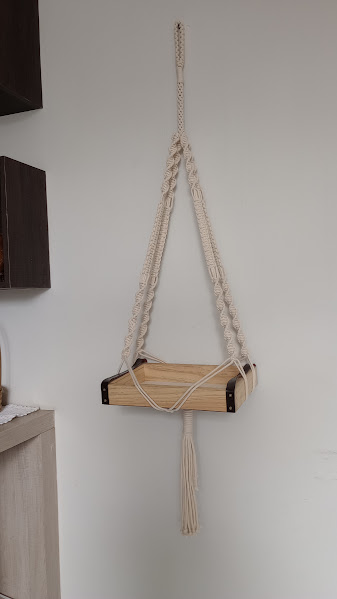 Prateleira Boho Suspensa em Macramê